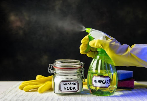 Eco-friendly mold cleaning solutions based on baking soda and vinegar.